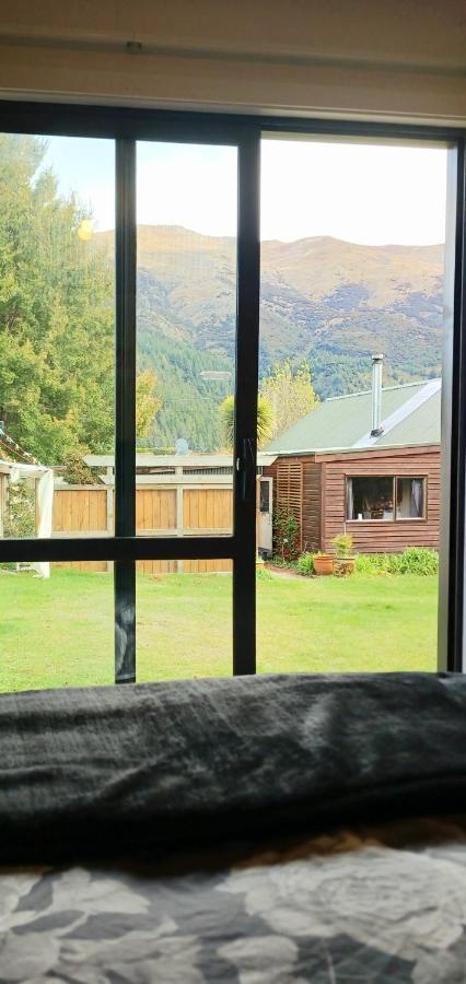 Lake Hawea Cabin With Mountain Views- Outdoor Bath! المظهر الخارجي الصورة