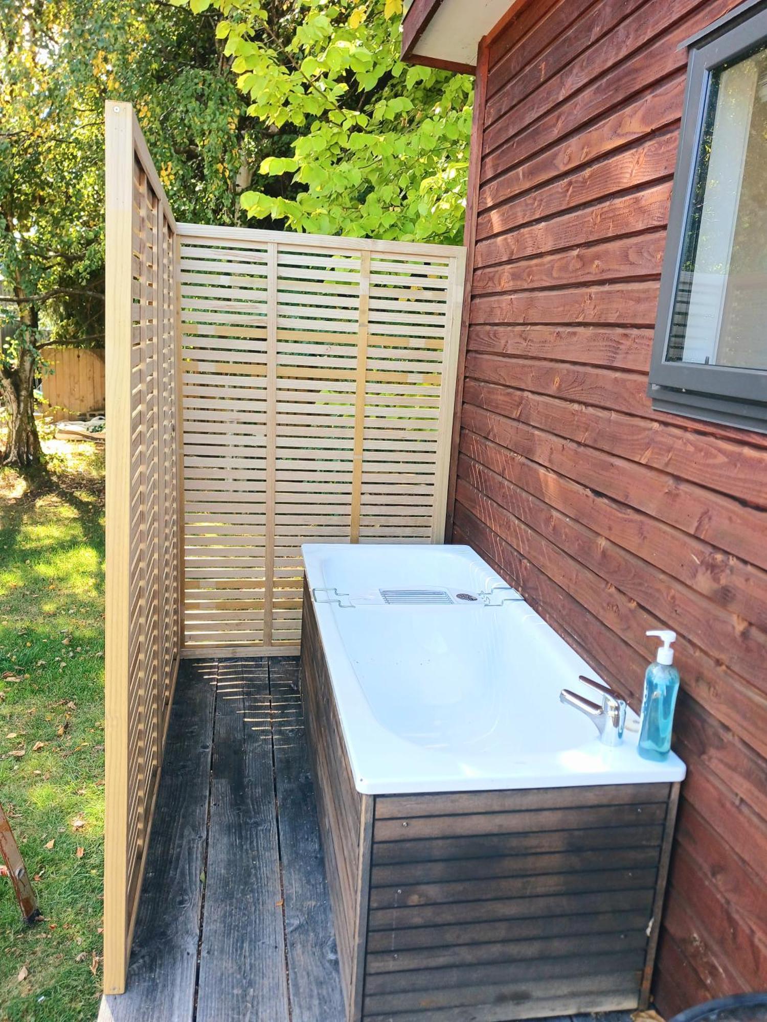 Lake Hawea Cabin With Mountain Views- Outdoor Bath! المظهر الخارجي الصورة